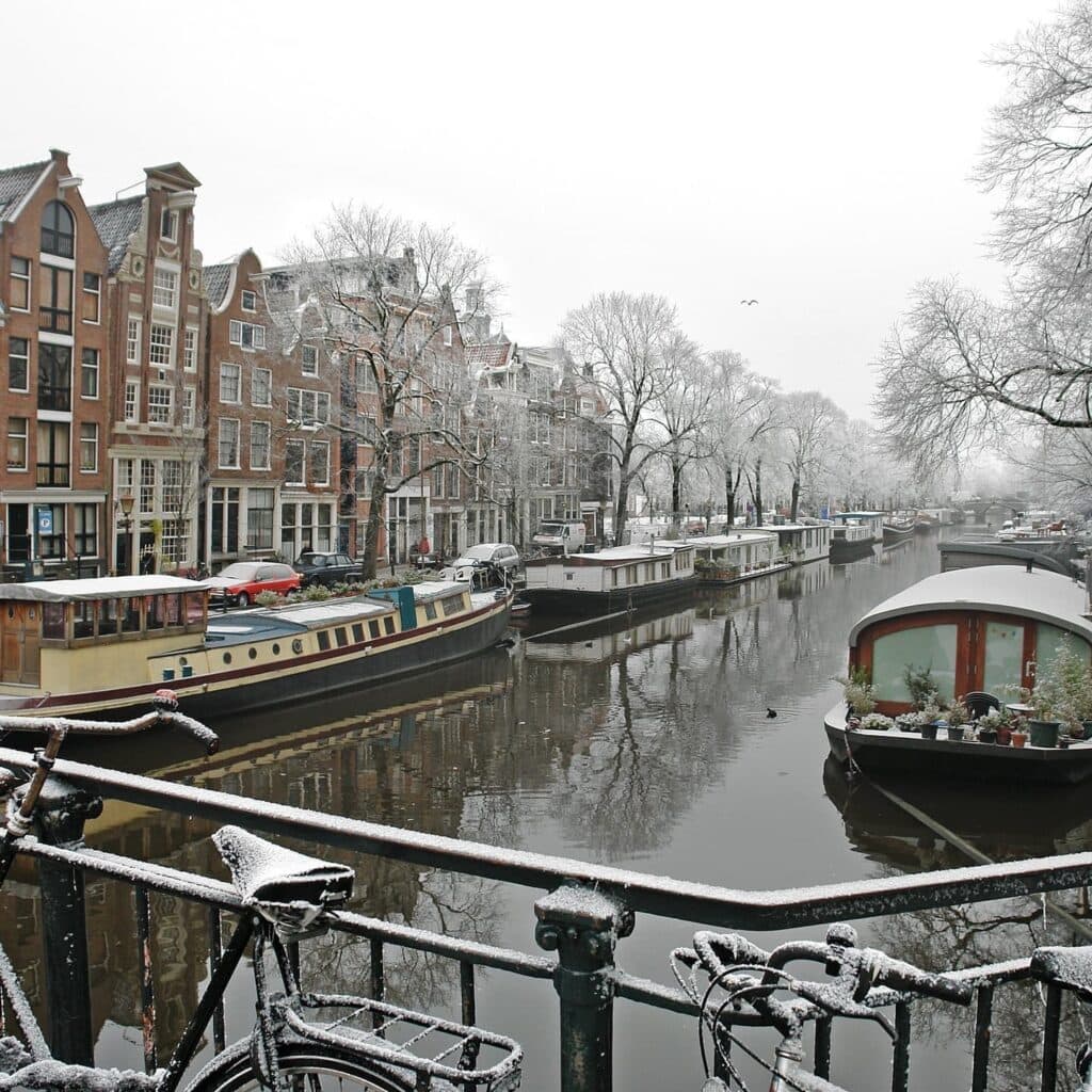 In wintertooi. de Prinsensluis (brug 60) naar de Noordermarkt. Martin Alberts, Collectie Stadsarchief Amsterdam: 21 december 2007