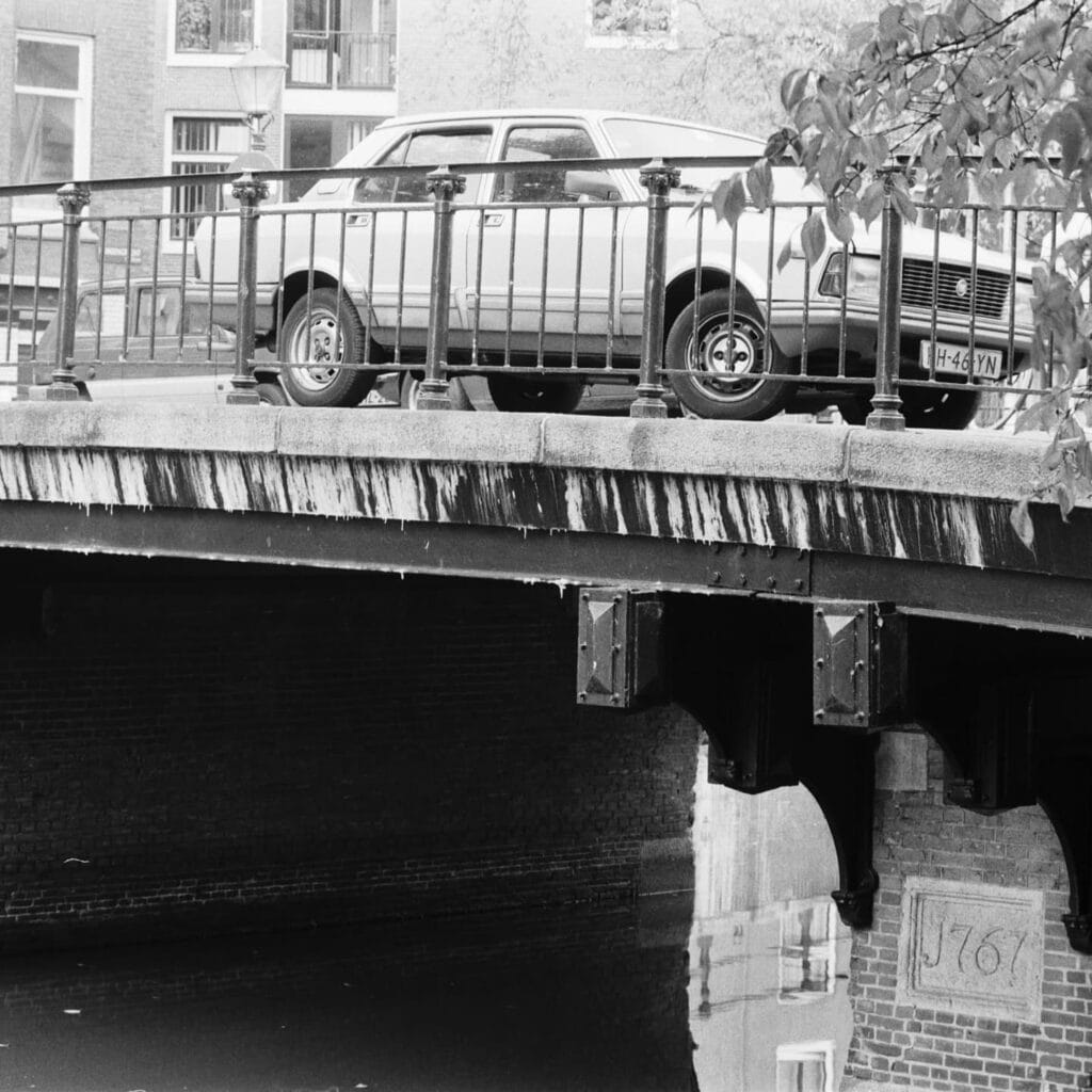 Prinsensluis (brug 60) over het water van de Prinsengracht bij de Prinsenstraat 1953 ca. t/m 1995 ca