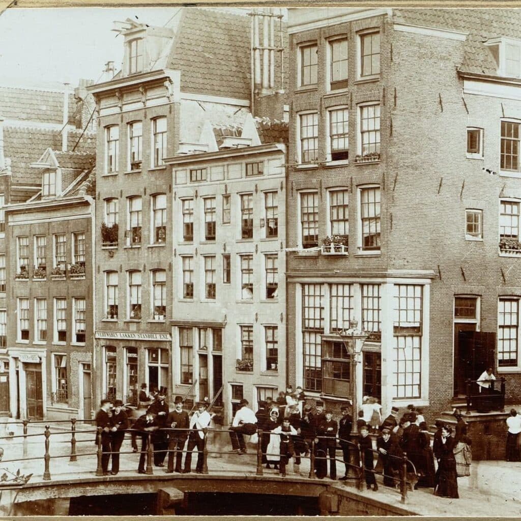 The Lindengracht before the damping, looking at the Saturday bridge - notorious for the Palingo riot Description The Lindengracht with the Saturday Bridge in front of the Eerste Lindendwarsstraat. The bridge was notorious for the eel riot. Collectie Atlas Dreesmann 1883 t/m 1895