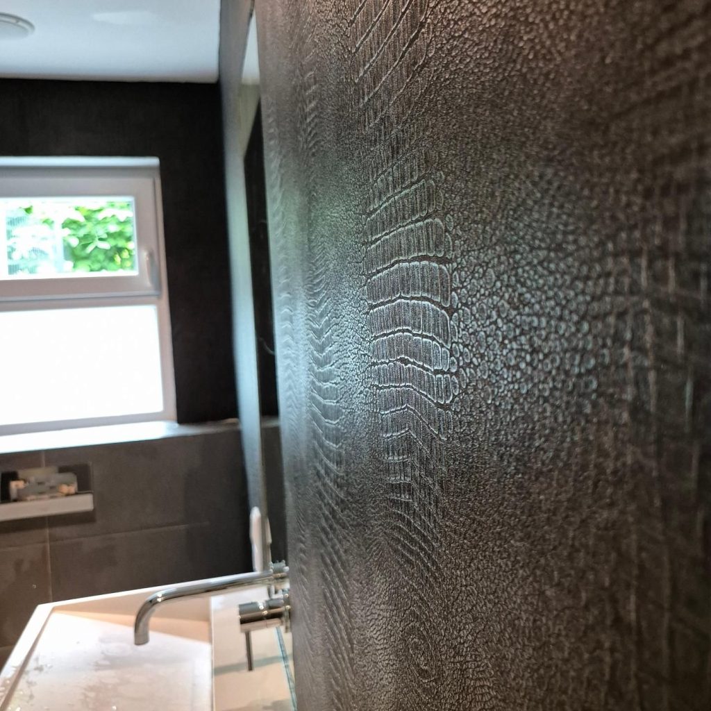 schwarze Tapete in Krokodillederoptik im Badezimmer