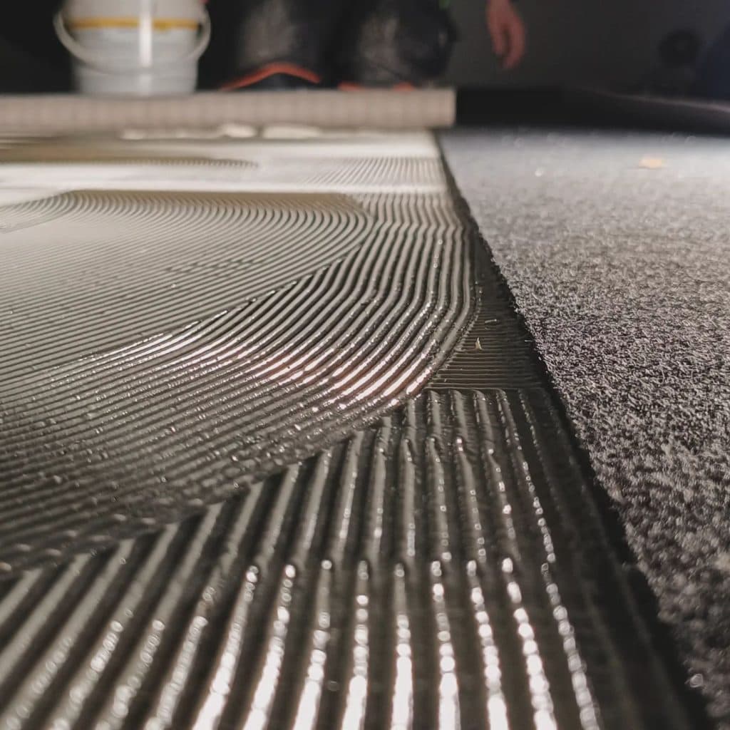 Grundlage für Montage des Bodenbelags auf großer Fläche