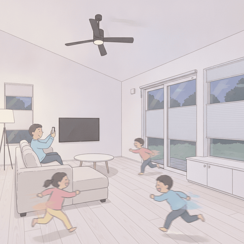 夕方の薄暗いリビングで、スマホを構える父親と、ブレて走り回る子どもたちを描いたやわらかいイラスト。文字なし