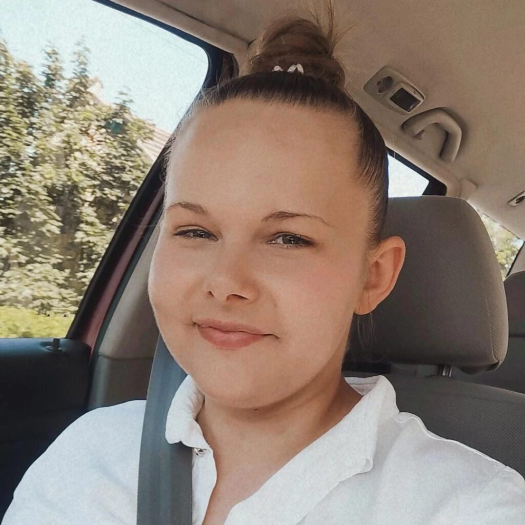 Mój autoportret do strony o mnie o domowych sesjach rodzinnych, fotograf rodzinny Opole, naturalna fotografia, sesje w domu, emocje w zdjęciach.