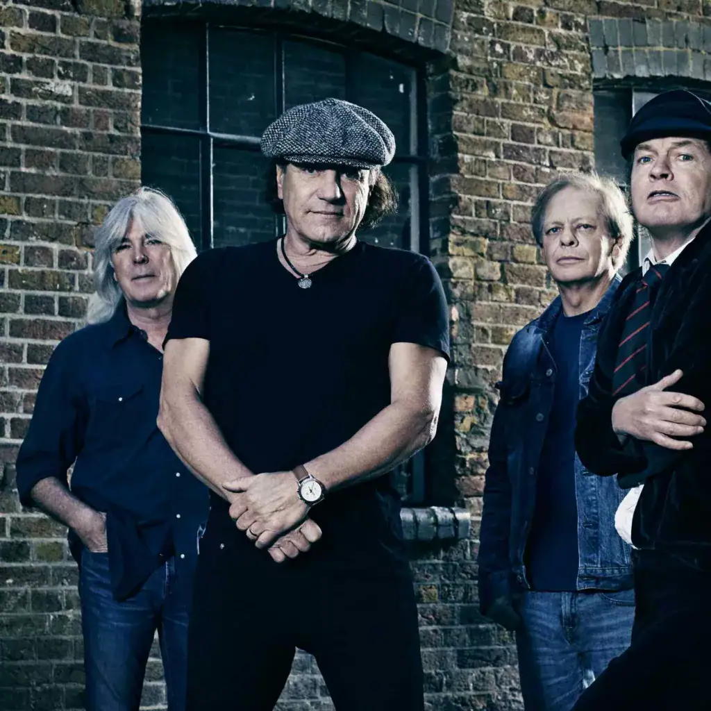 Brian Johnson sur scène, énergie brute, voix puissante, symbole du renouveau d'AC/DC après Bon Scott