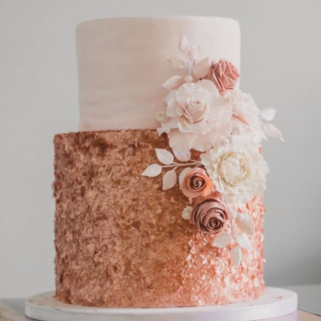 Tort weselny pietrowy biel rosegold z kwiatami, różami i suszkami Bydgoszcz