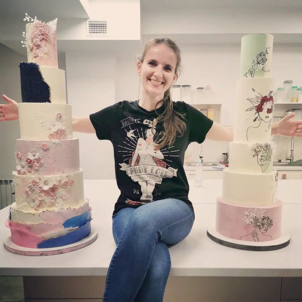 Paulina Cyzio, cukierniczka, w obstawie dwóch tortów sześciopiętrowych