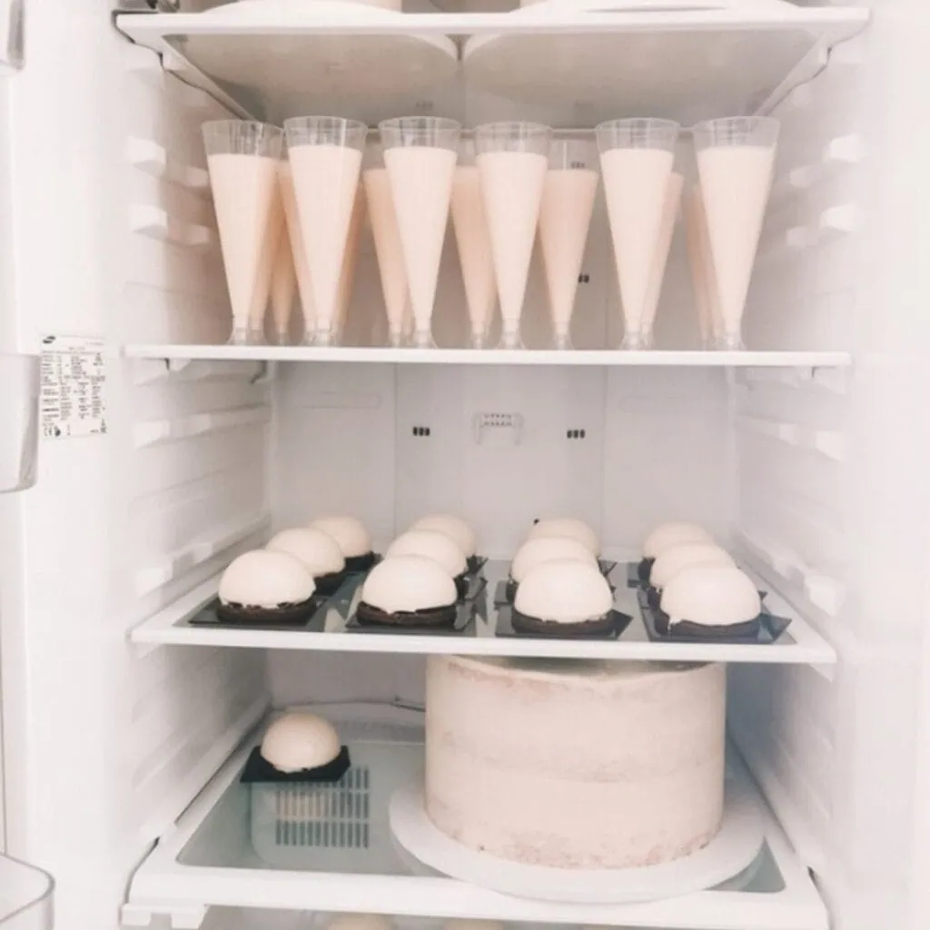 Słodkości prosto z lodówki- mus prosecco w kieliszku, monoporcja biała czekolada z malina, tort seminaked
