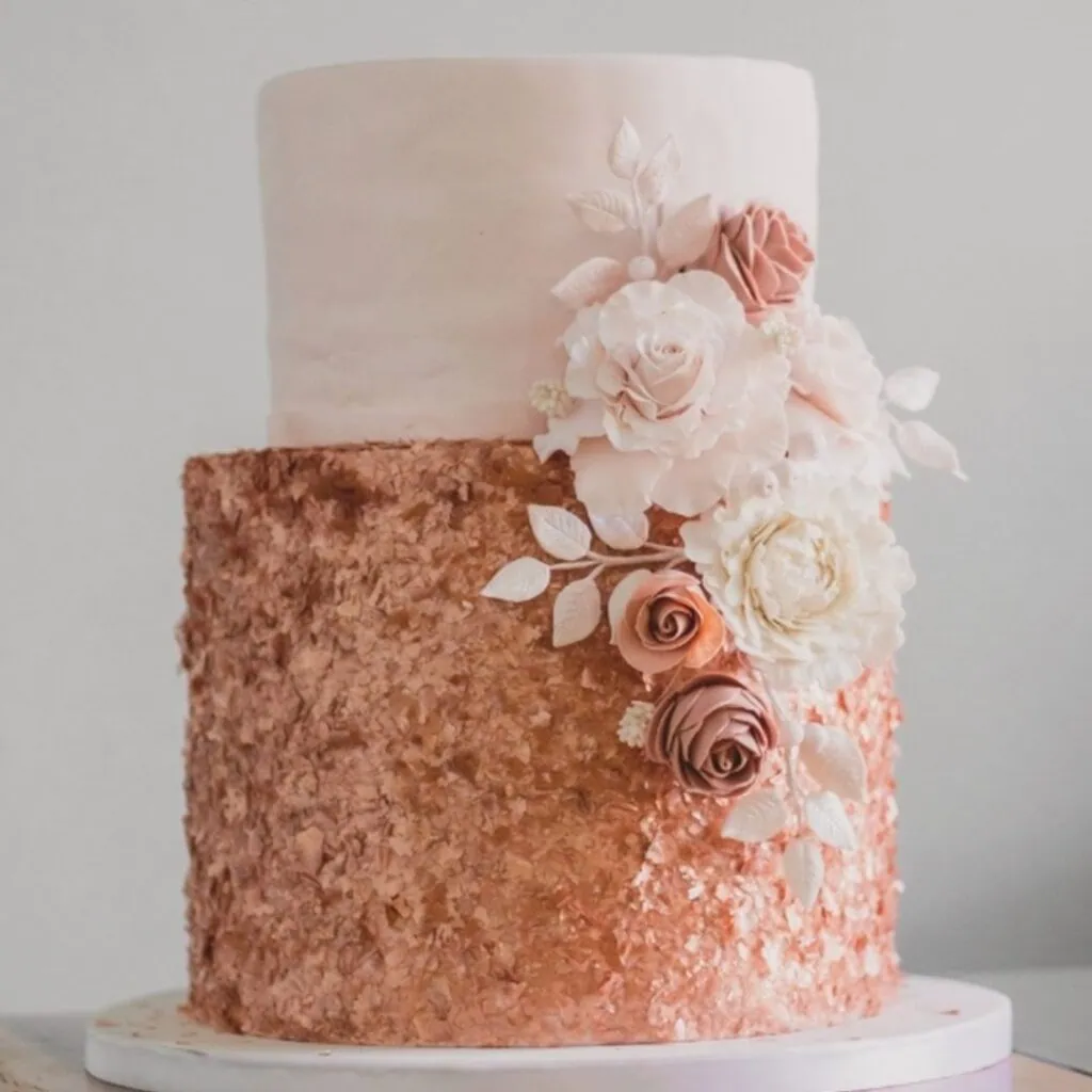Tort weselny pietrowy biel rosegold z kwiatami, różami i suszkami Bydgoszcz