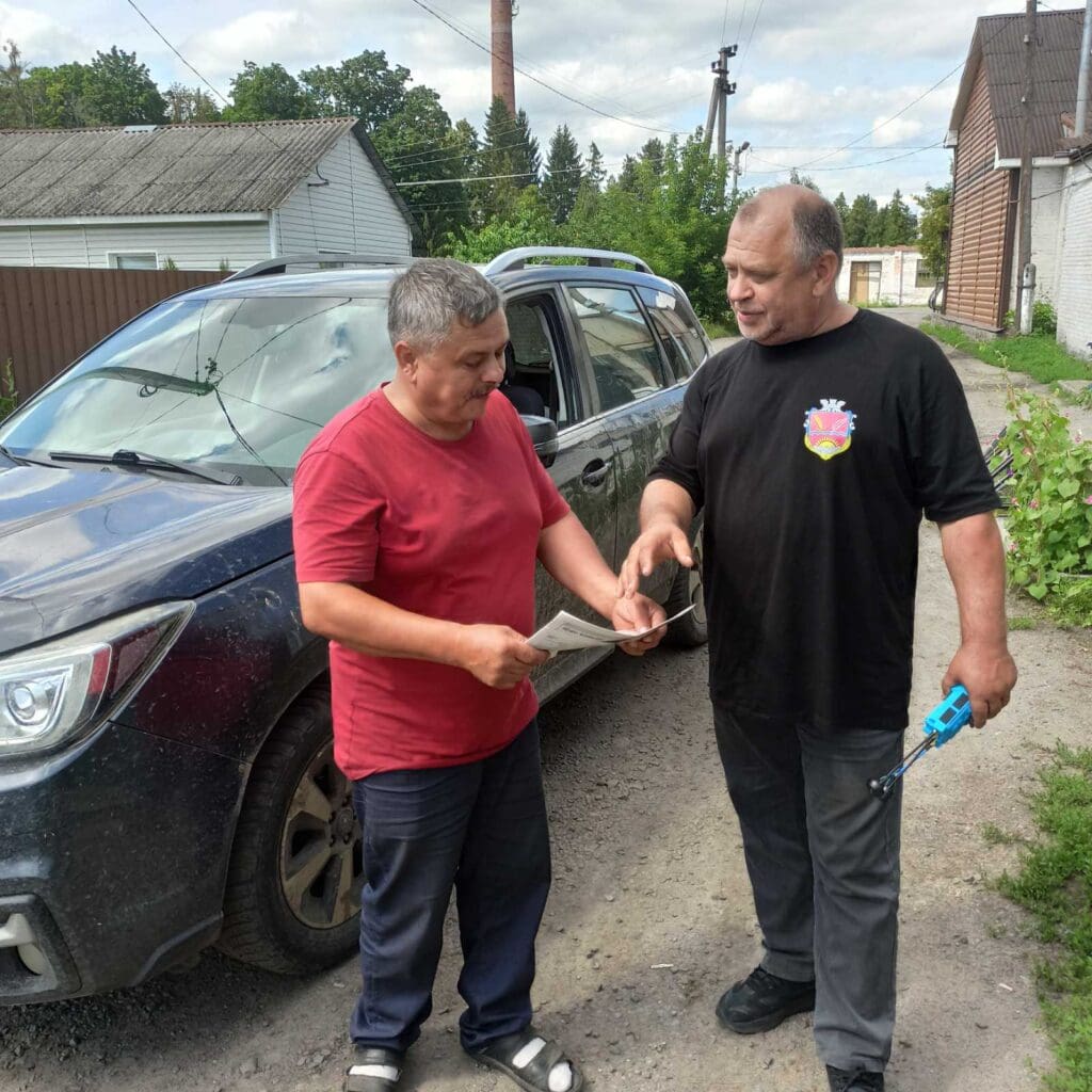 Юрій Гладченко зі свіжим номером газети «Ворскла» під час редакційної доставки у Кириківській громаді.