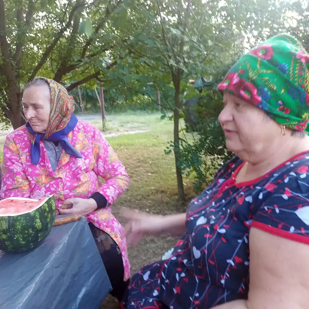 Жінки Кириківки під час сусідських посиденьок у прифронтовому селищі