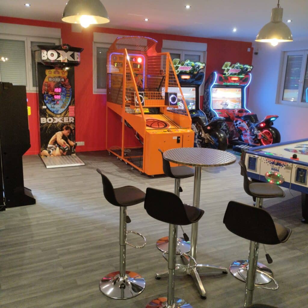 Salle d’arcade et réalité virtuelle ArcadiaXP avec plusieurs postes de jeux