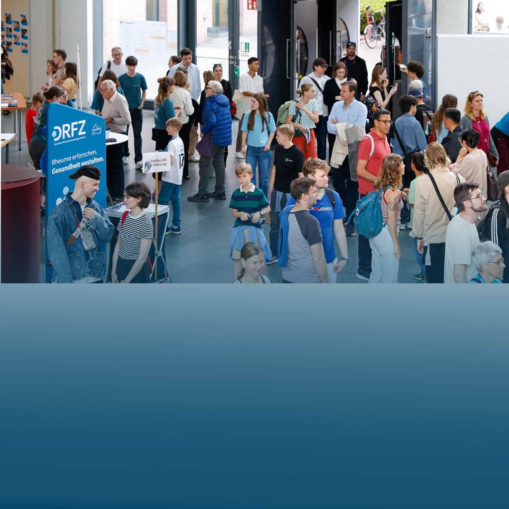 Gäste der Langen Nacht der Wissenschaften am DRFZ im Foyer