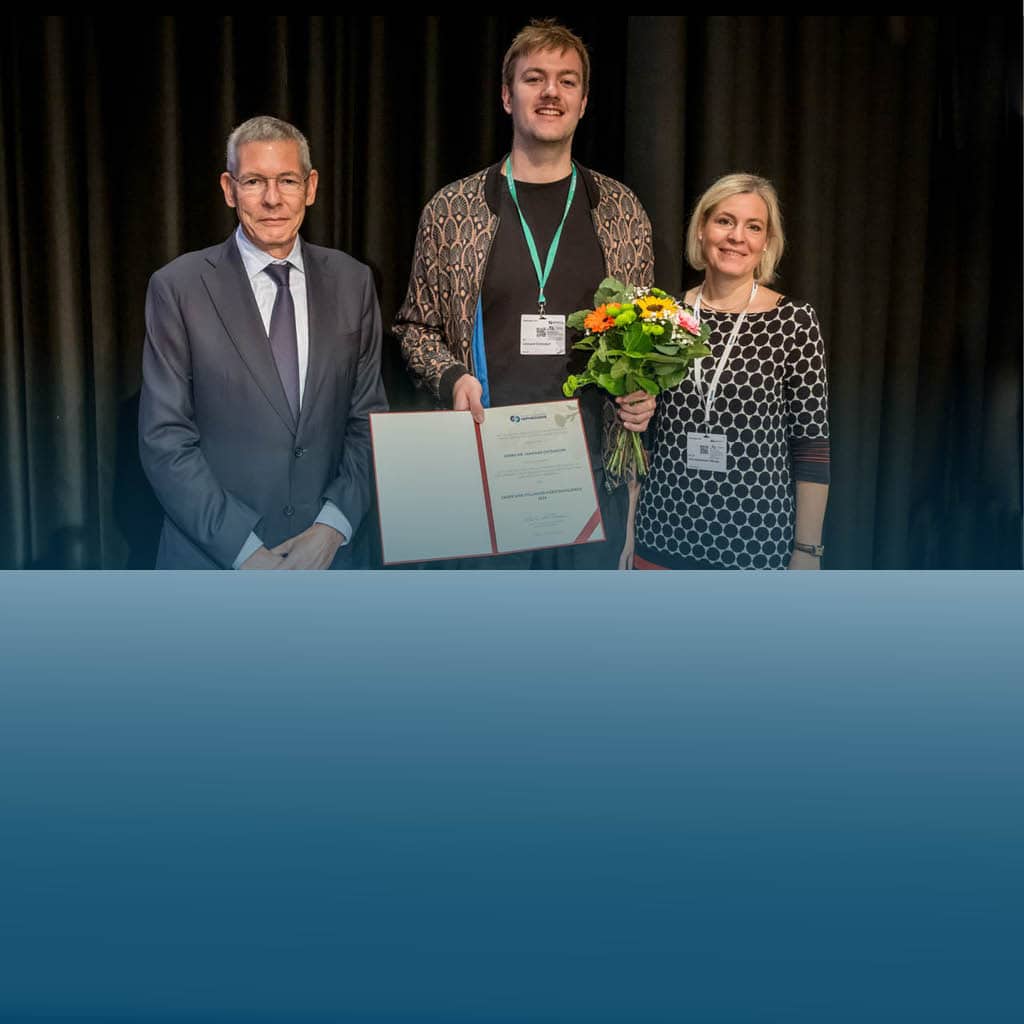 Preisträger mit Urkunde