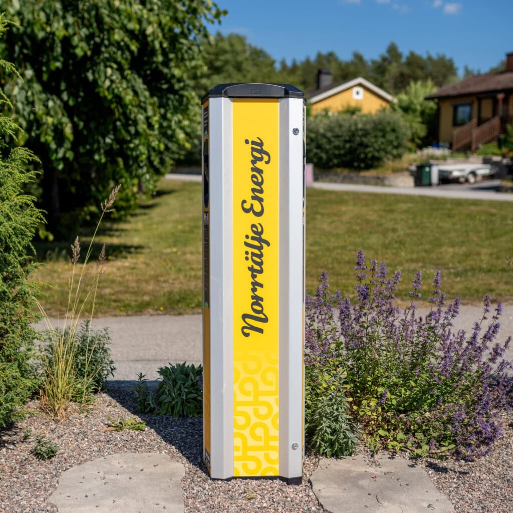 Norrtälje Energi laddstolpe märkt med företagets logotyp.
