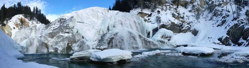 Wapta Falls im Yoho National Park im Winter