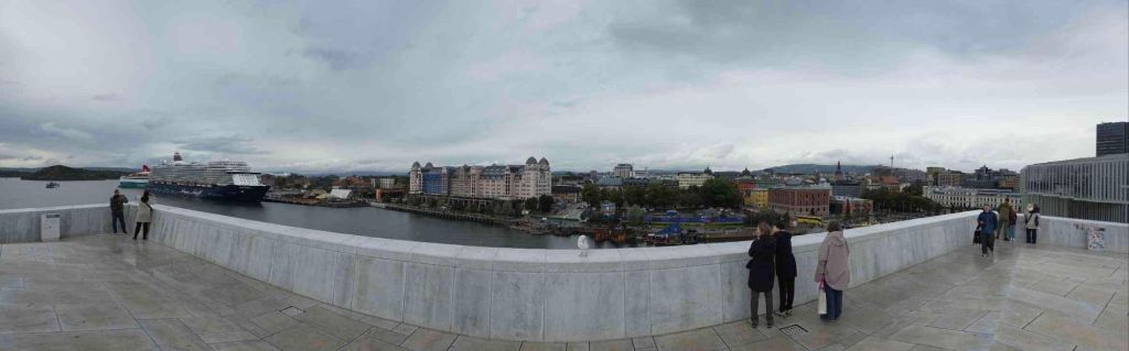 Blick auf Oslo und die Mein Schiff 3 vom Opernhaus