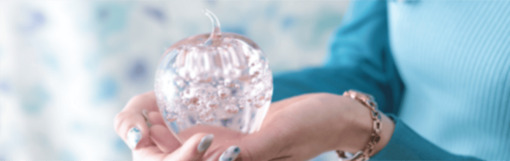 社労士オフィス ココロ咲くココカラのトップイメージ（ガラスのリンゴを持った手）