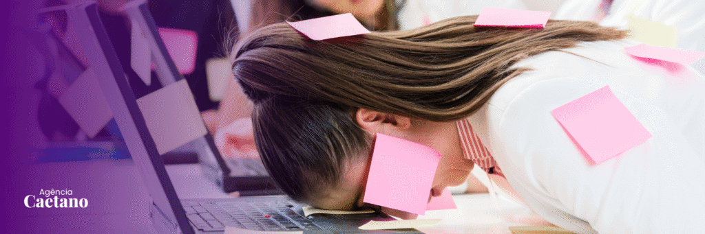 Profissional sobrecarregado criando conteúdo nas redes sociais da empresa.