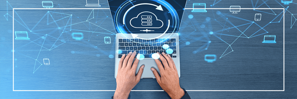 Pessoa mexendo em um backup na nuvem