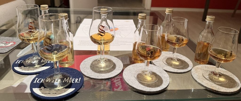Alles steht bereit für das Blind Whisky Tasting Nummer 51 mit Bingo: Alle 6 Whiskys eine halbe Stunde vor Beginn zum Atmen eingeschenkt