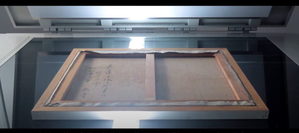絵画をスキャンしている作業