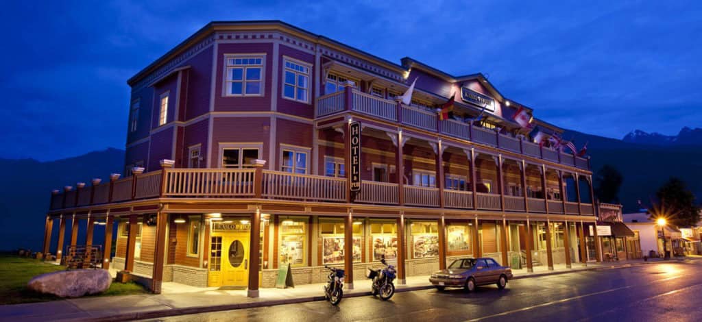 Kaslo Hotel nightime pic to see it in the dark