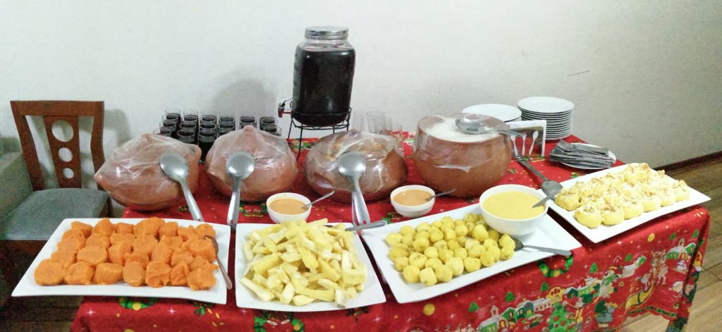 mesa de buffet criollo en casa