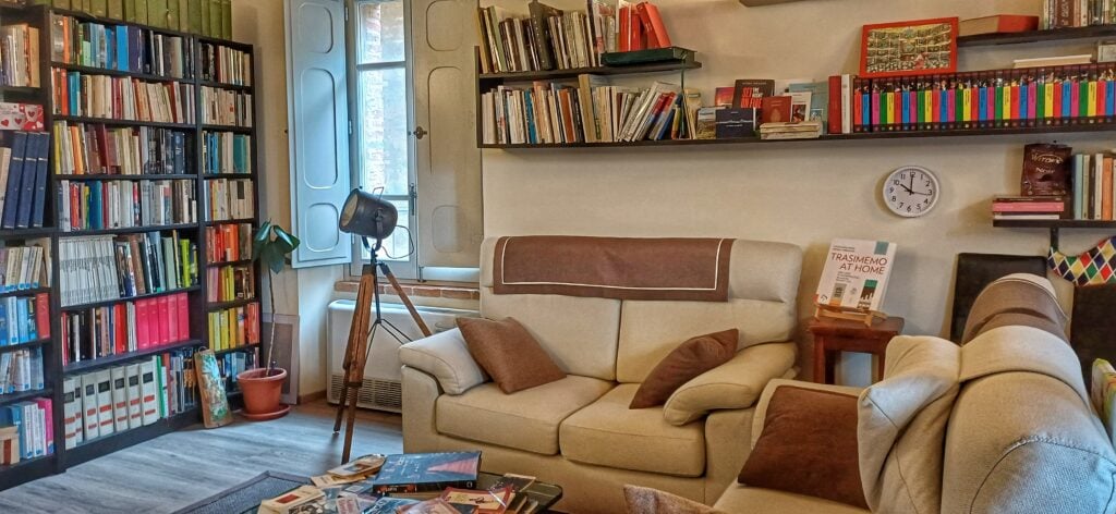 sala relax e biblioteca dell'hotel a Paciano
