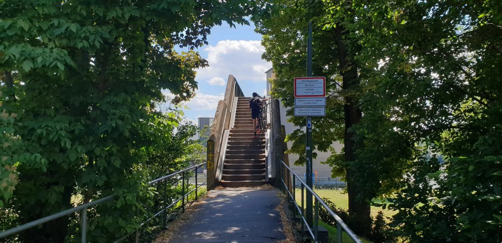 Treppen zur Brücke über den Frankfurter Main