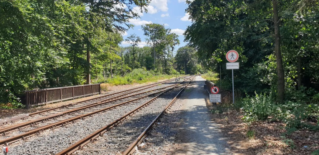 Bahngleise am Radweg Frankfurter Flughafen