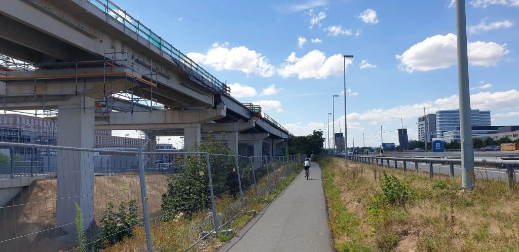 Radweg an der Autobahn Flughafen Frankfurt
