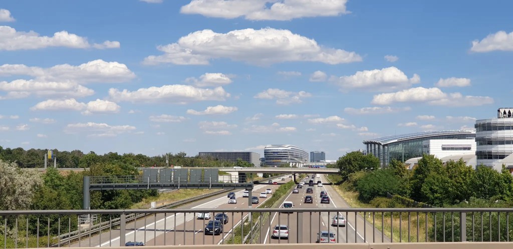 Blick auf den Flughafen, die A3 und das Squaire vom Radweg im Flughafen Frankfurt