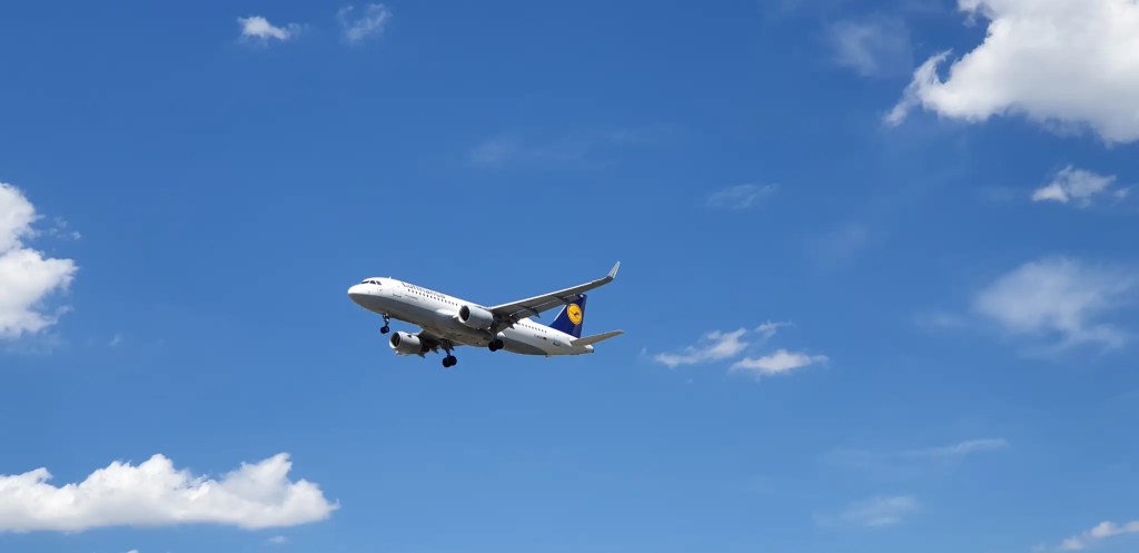 Landende Lufthansa Maschine am Frankfurter Flughafen