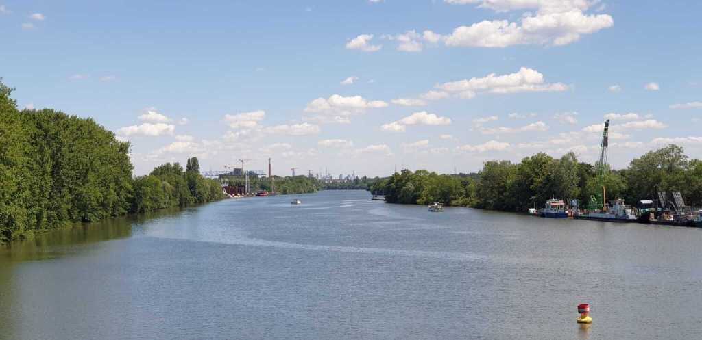 Blick auf den Main vom Radweg in Frankfurt