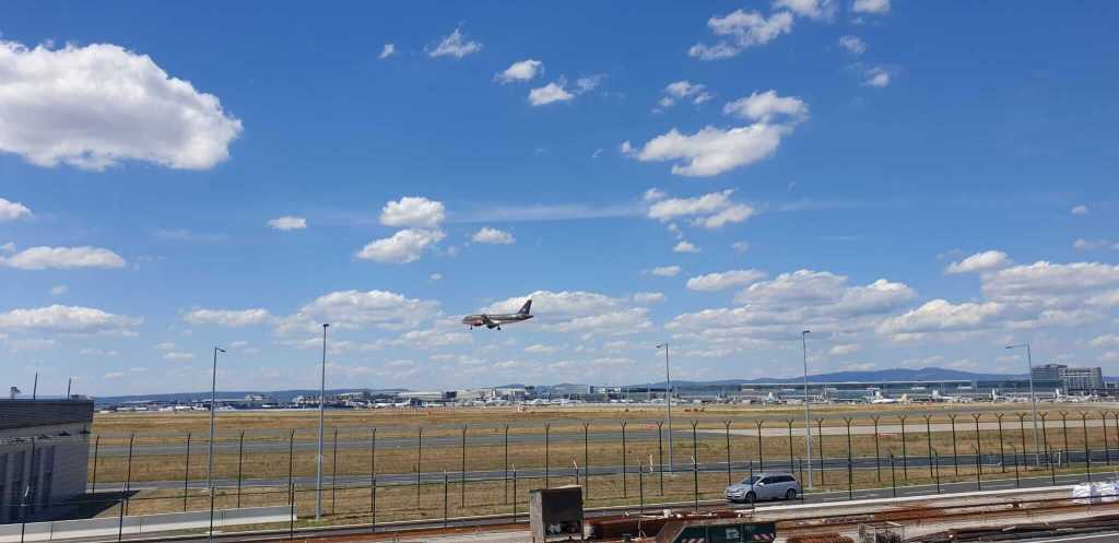 Blick vom Radweg auf das Rollfeld vom Flughafen Frankfurt