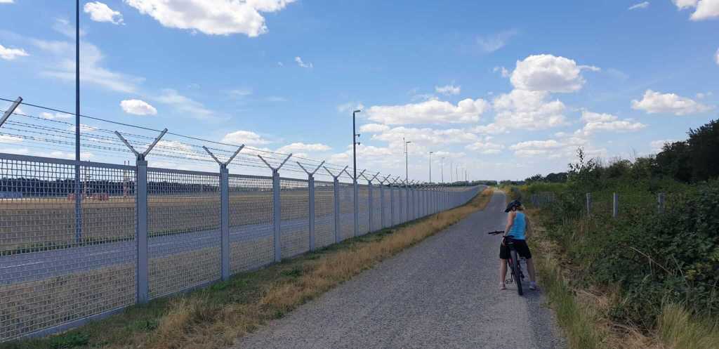 Radweg direkt am Rollfeld vom Frankfurter Flughafen