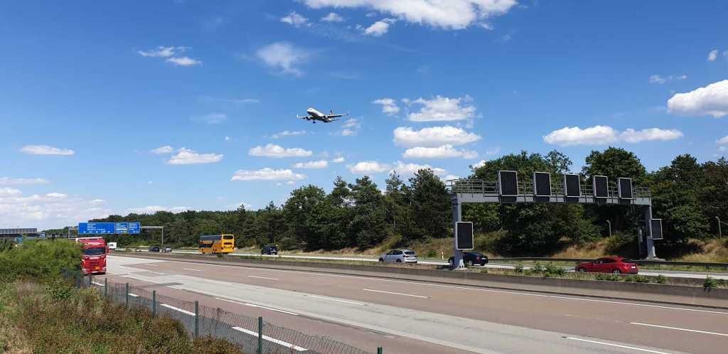 Landende Flugzeuge am Frankfurter Flughafen