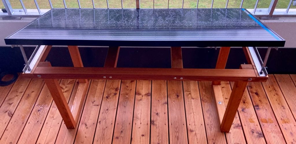 Solartisch für Balkon mit Neigungsverstellung Solartisch für Balkon mit Neigungsverstellung