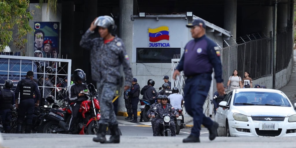 Police officers are seen in front of El Helicoide before the release of prisoners on January 08, 2026 in Caracas, Venezuela. Photo by Jesus Vargas/Getty Images.