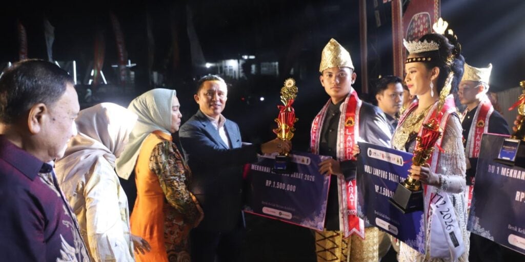 Ribuan Warga Padati Malam Penobatan Muli Mekhanai Lampung Barat 2026, Parosil: Jadilah Duta Budaya dan Pariwisata