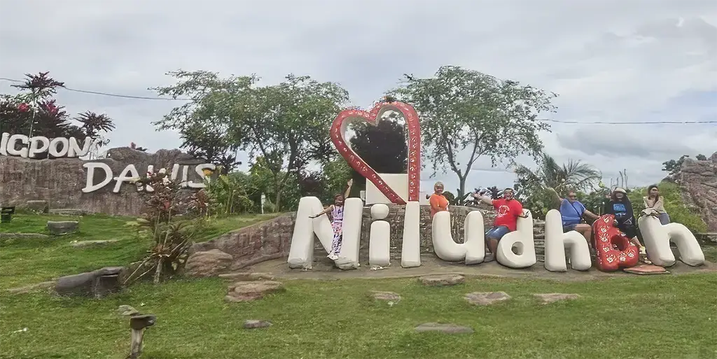 This is a shot of the sign at the entrance to the Niludhan Falls
