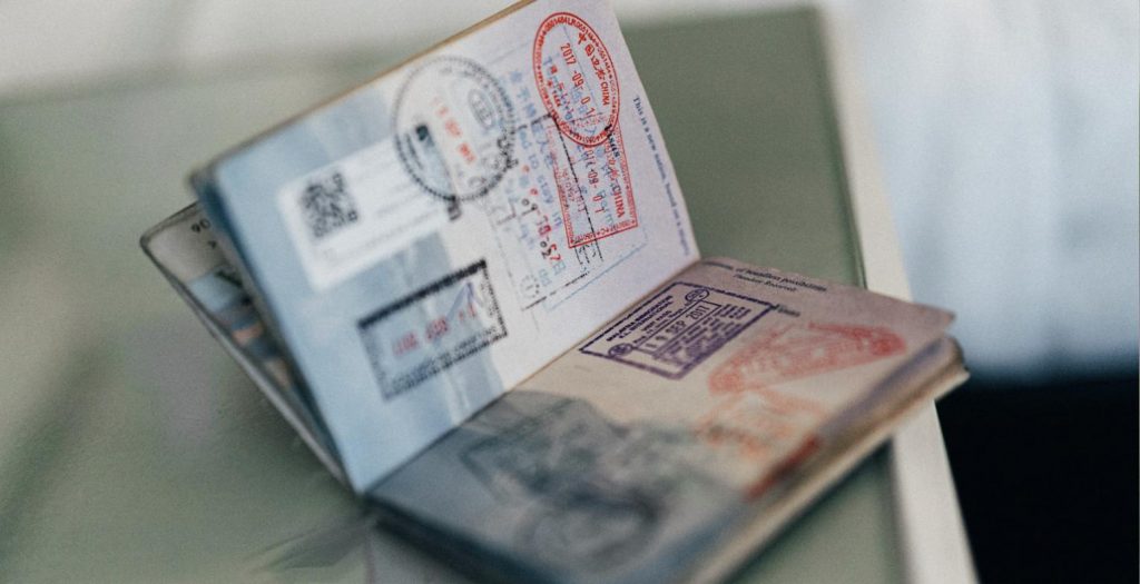 Passeport avec visa et tampons, illustrant les documents requis pour une assurance santé visa Schengen