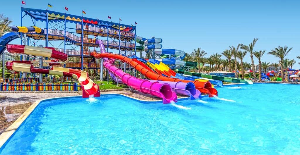Großer Aquapark eines Familienhotels in Hurghada mit bunten Wasserrutschen