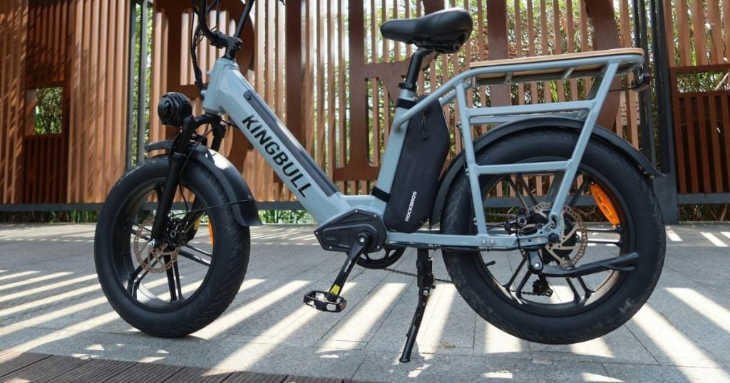 parkirano terensko električnog biciklo