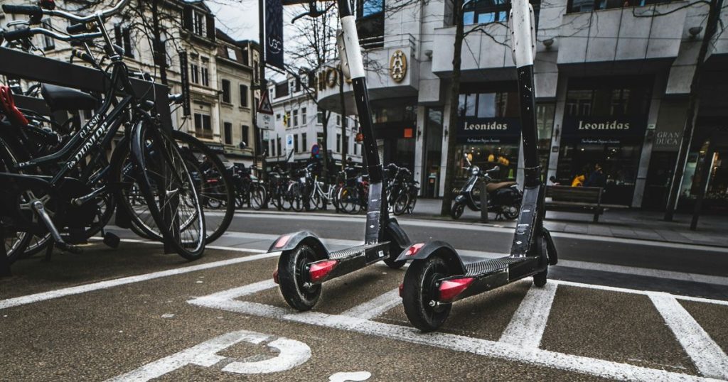 dva parkirana električna romobila u gradu