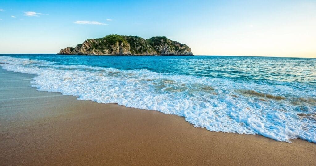 bahia cacaluta in huatulco mexico