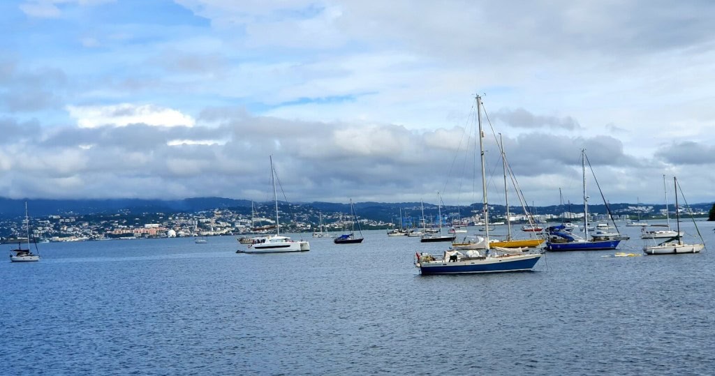Boote in der Bucht von Fort de France, Blick von der Fähre
