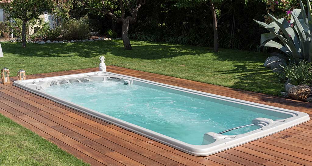 Spa de nage 19EX encastré dans un jardin.