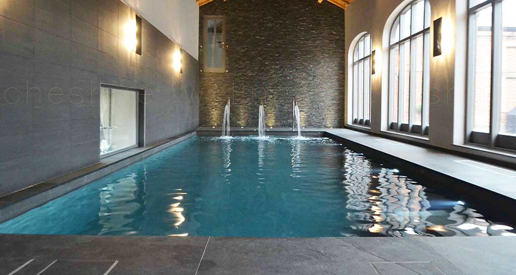 Piscine sur-mesure avec jet allumés.
