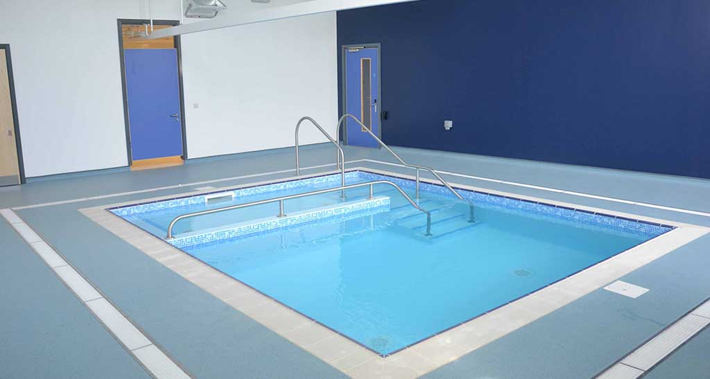 Piscine sur-mesure dans une pièce bleu